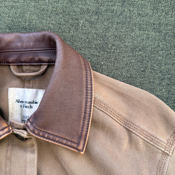 Abercrombie & Fitch Short Twill Barn Jacket - Picture 3 of 5